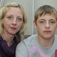 Треньор души и млати играч, блъска майката