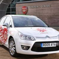 Citroen брандира С4 в цветовете на Арсенал