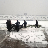 Локо (Пд) отводнява терена с гъби и кофи