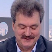 Батков се присмя на перуката на Сираков