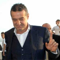 Джамбази вдигат колата на Бекали, връщат я