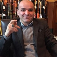 Човекът с чадърите си говори с Локомотив Пд